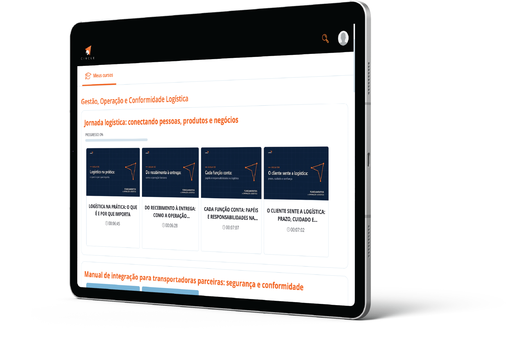 Tablet exibindo a plataforma Scaffold/Circle com a jornada de Gestão, Operação e Conformidade Logística e aulas de logística na prática